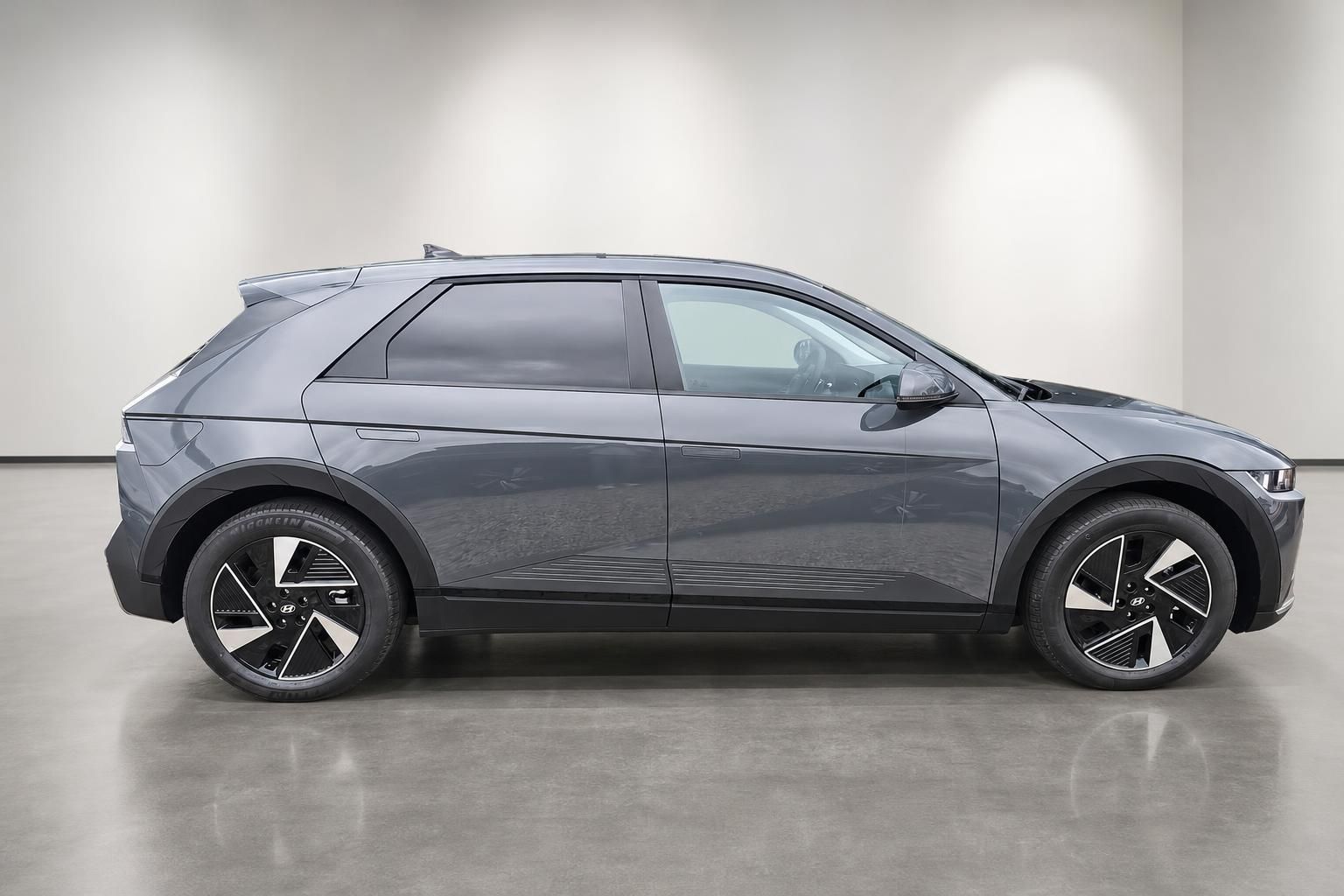 Hyundai Ioniq 5 Elektroauto in Grau, seitliche Profilansicht