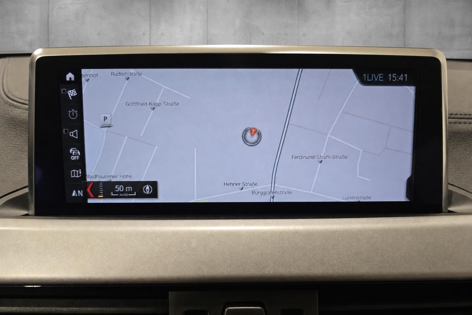 BMW Navigationssystem Bildschirm mit Kartenansicht im Detail