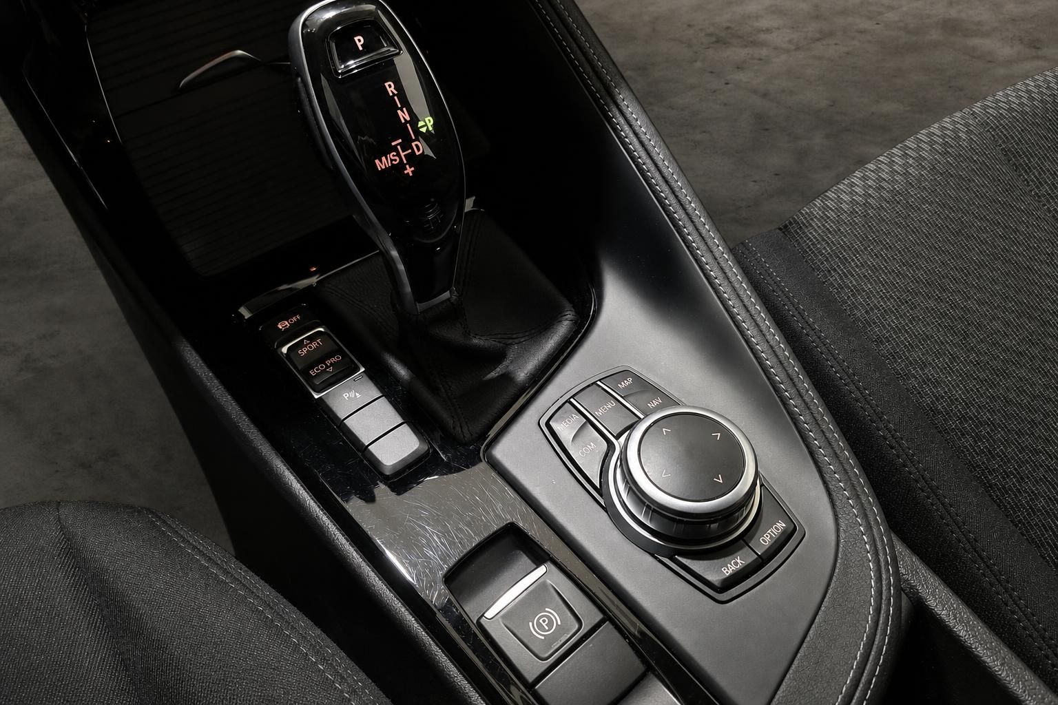 BMW Automatikschalthebel und iDrive Bedienelemente im Innenraum