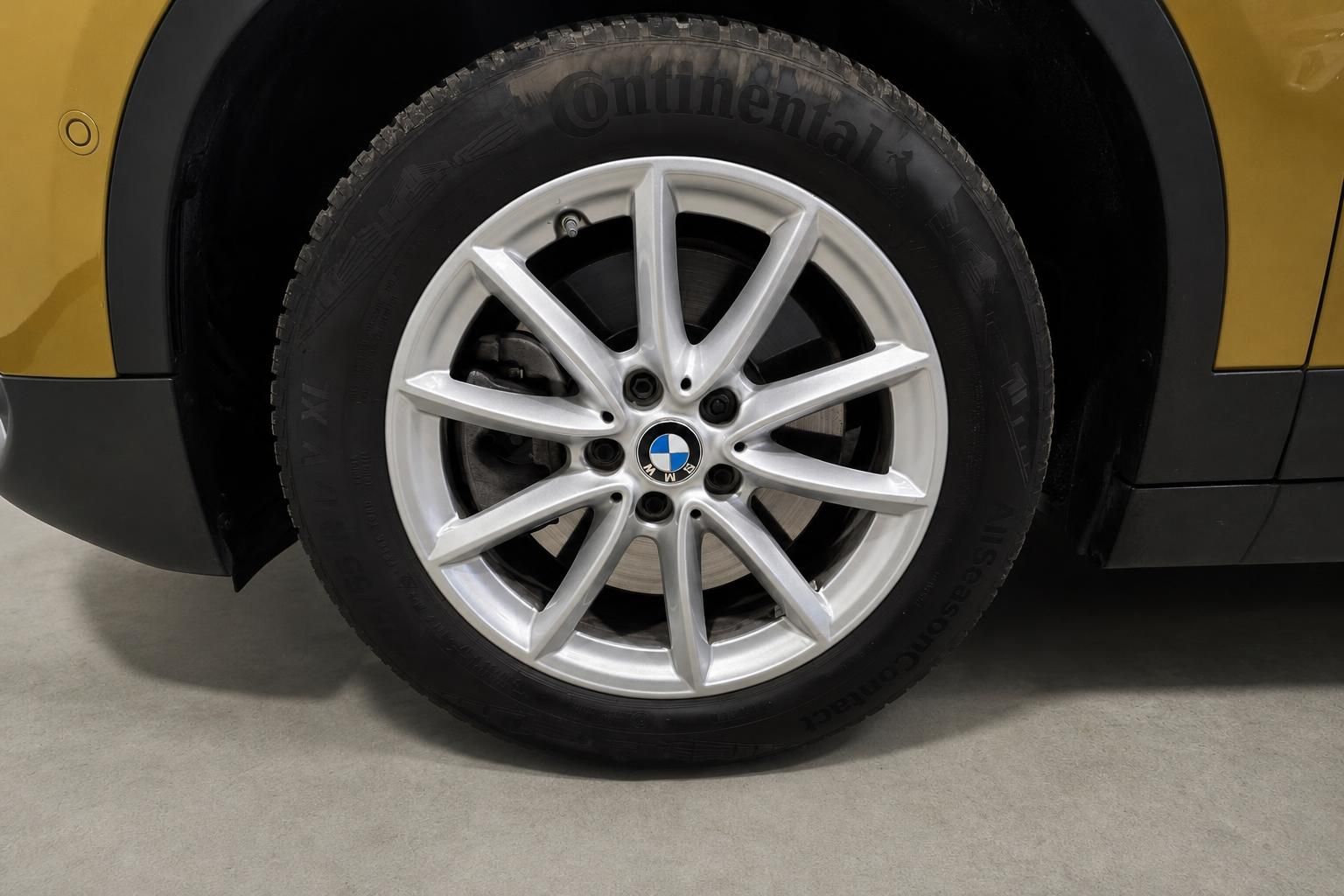 BMW Leichtmetallfelge mit Continental Reifen im Detail