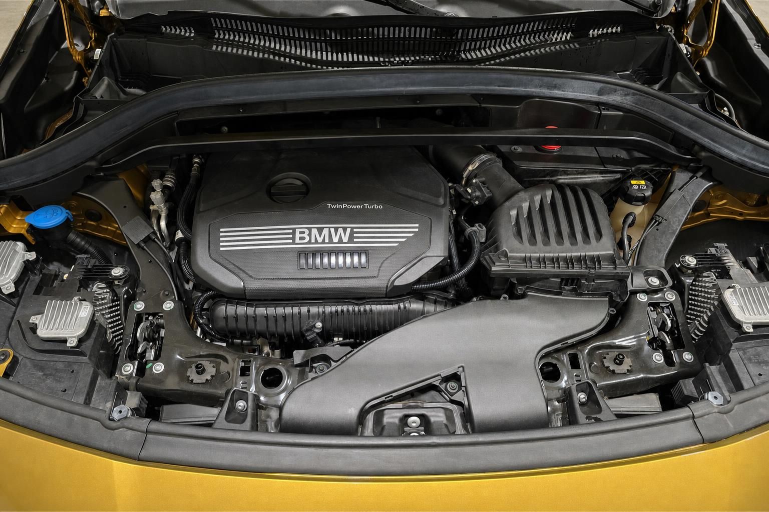 BMW TwinPower Turbo Motor unter geoeffneter Motorhaube