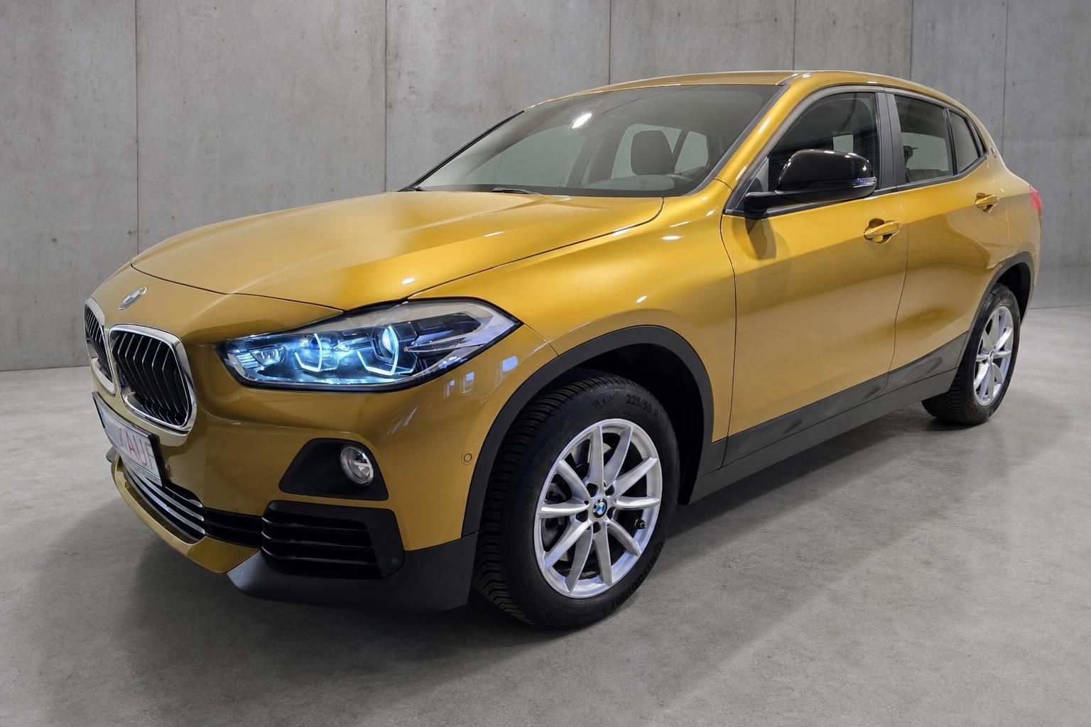 BMW X2 in Gold-Metallic, Frontansicht seitlich im Studio