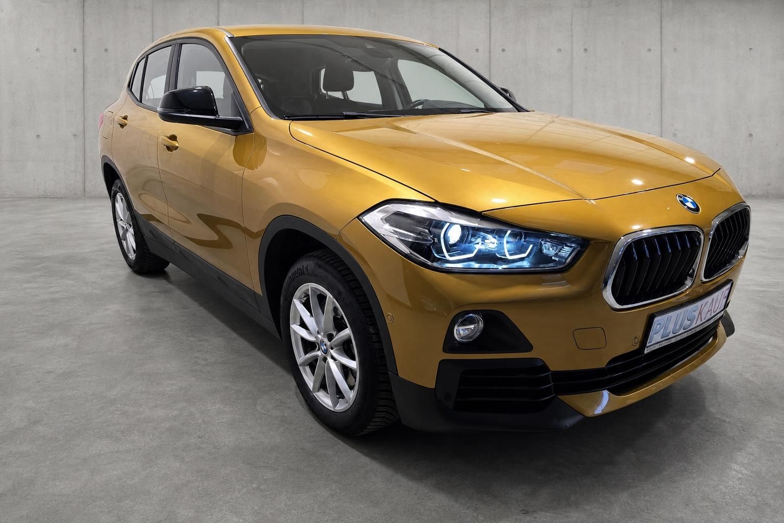 BMW X2 gold, Frontpartie mit LED-Scheinwerfern im Detail