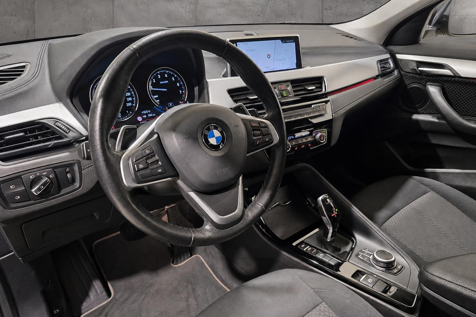 BMW X2 Innenraum mit Cockpit, Lenkrad und Navigationssystem