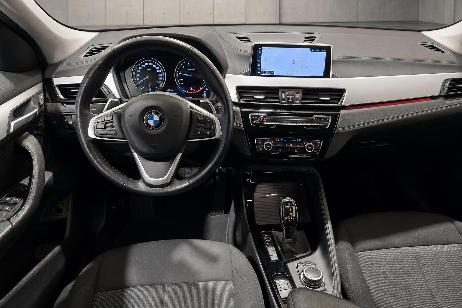 BMW X1 Cockpit mit Lenkrad, Navigation und Mittelkonsole