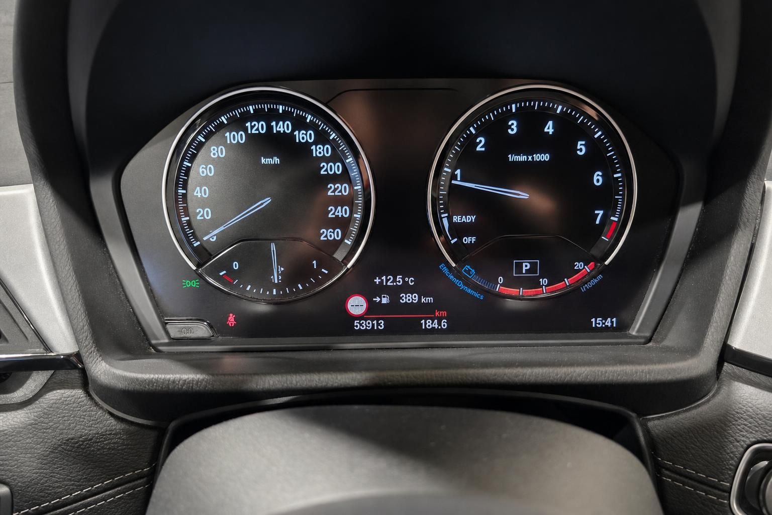 BMW Kombiinstrument mit Tacho und Drehzahlmesser im Detail