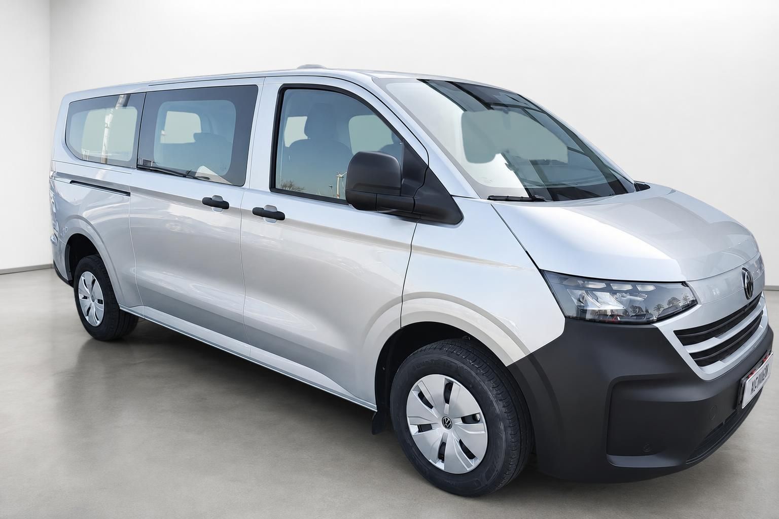 VW Caravelle silber Frontansicht schraeg im Studio