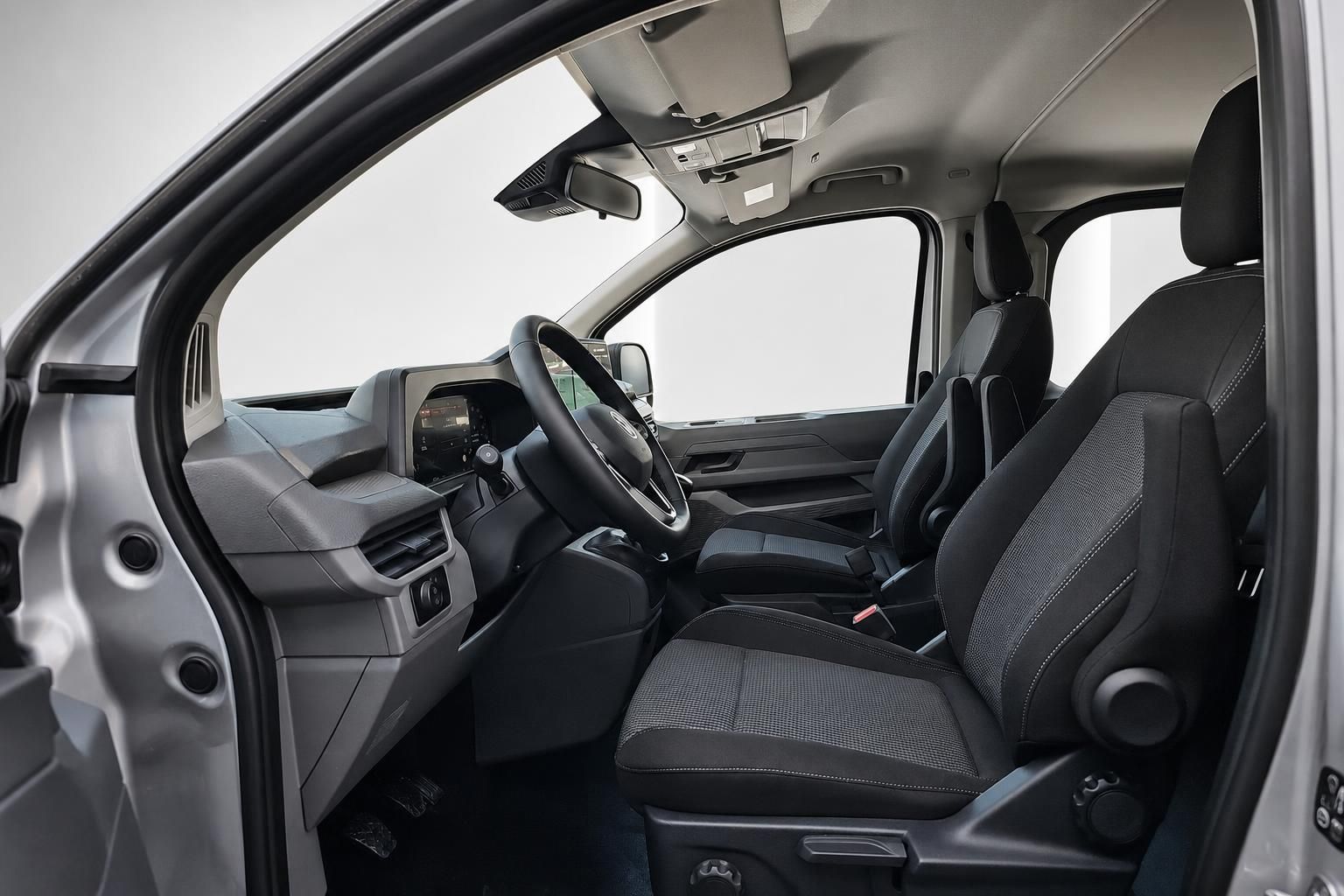 VW Nutzfahrzeug Fahrerseite mit Sitzen und Armaturenbrett
