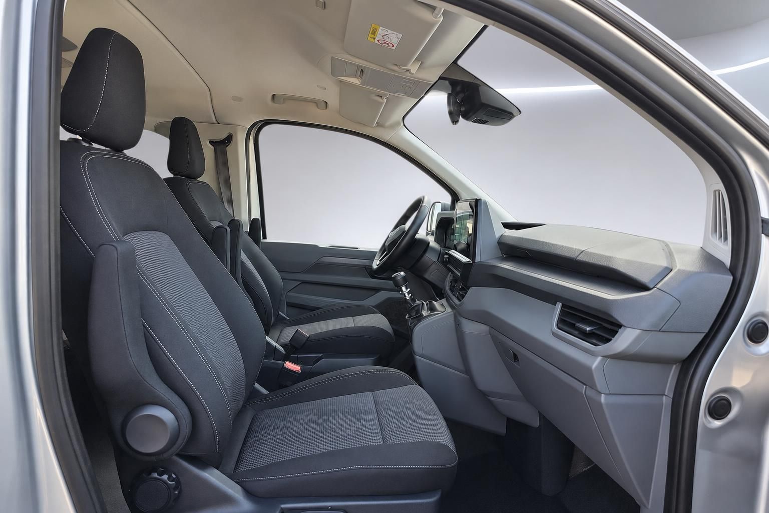 VW Nutzfahrzeug Innenraum mit Vordersitzen und Cockpit