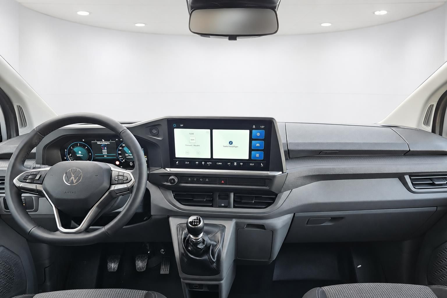 VW Cockpit mit Lenkrad, Schaltung und Touchscreen-Display