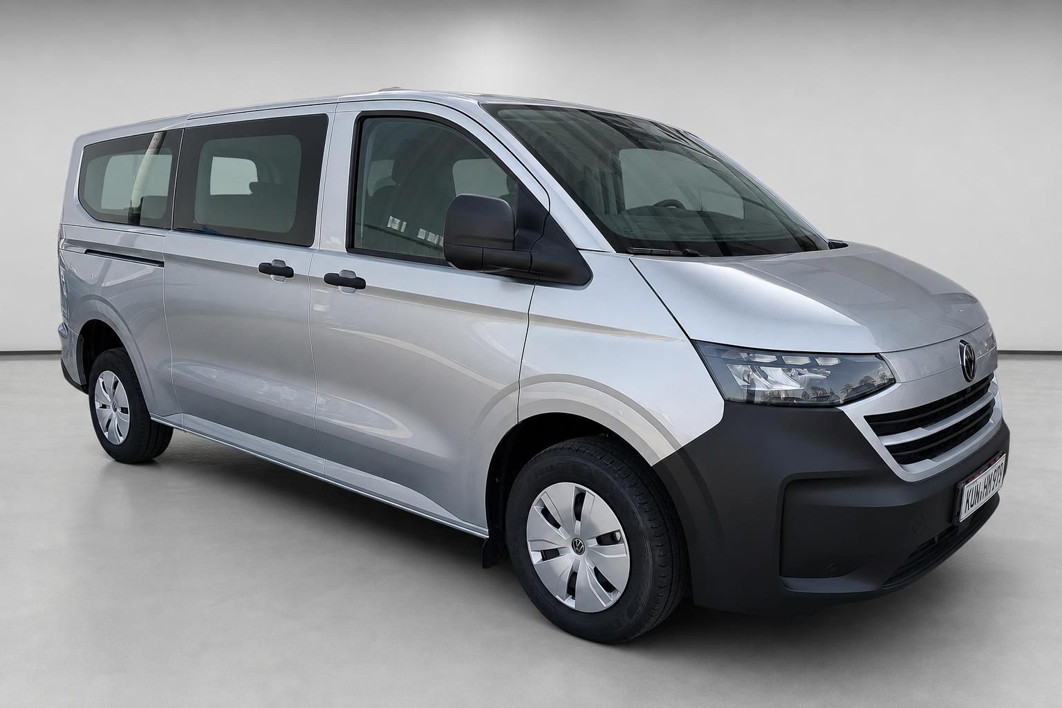 VW Van silber Frontansicht schraeg im Fotostudio