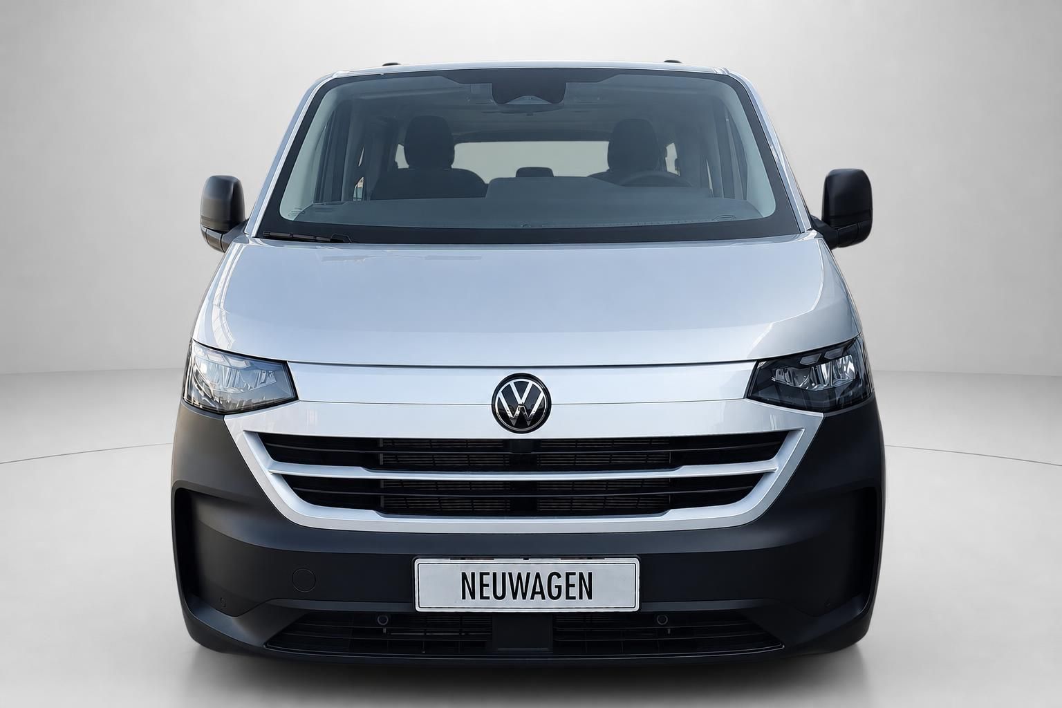 VW Van silber Frontansicht mit Kennzeichen Neuwagen