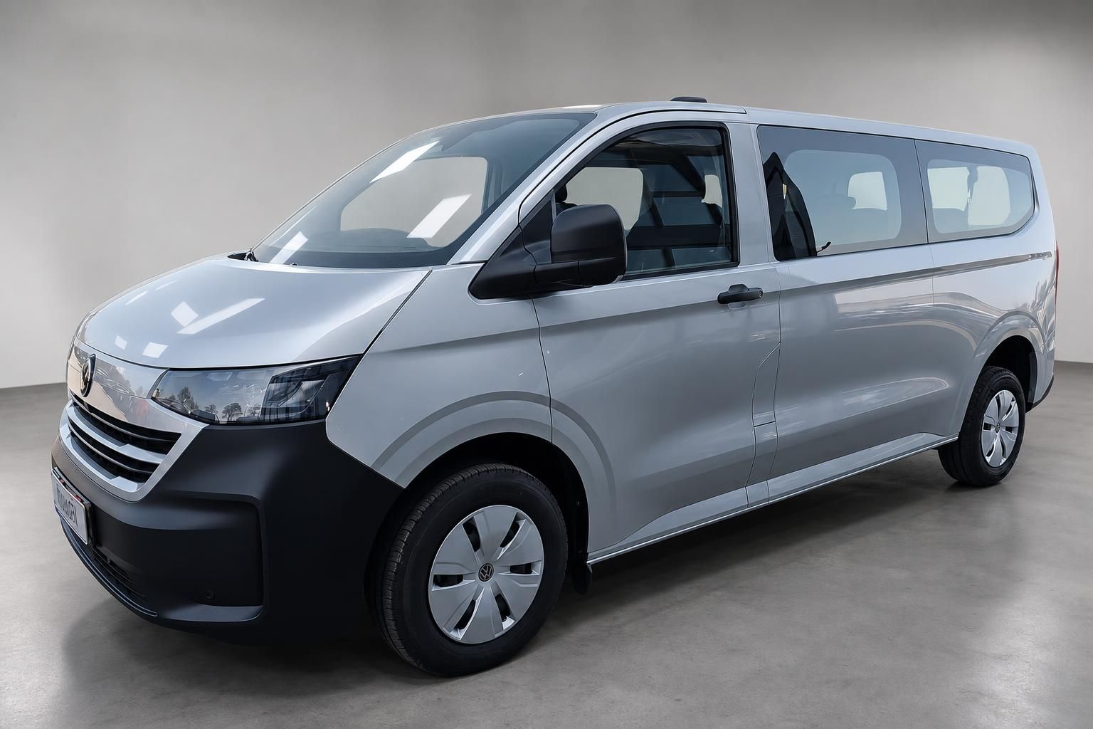 VW Bus silber Frontansicht seitlich im Studio