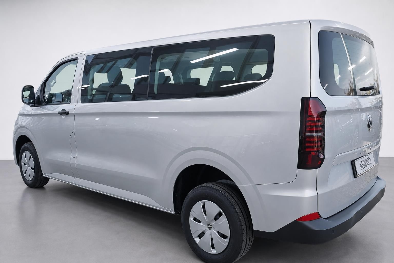 VW Van silber Heckansicht seitlich mit Kennzeichen
