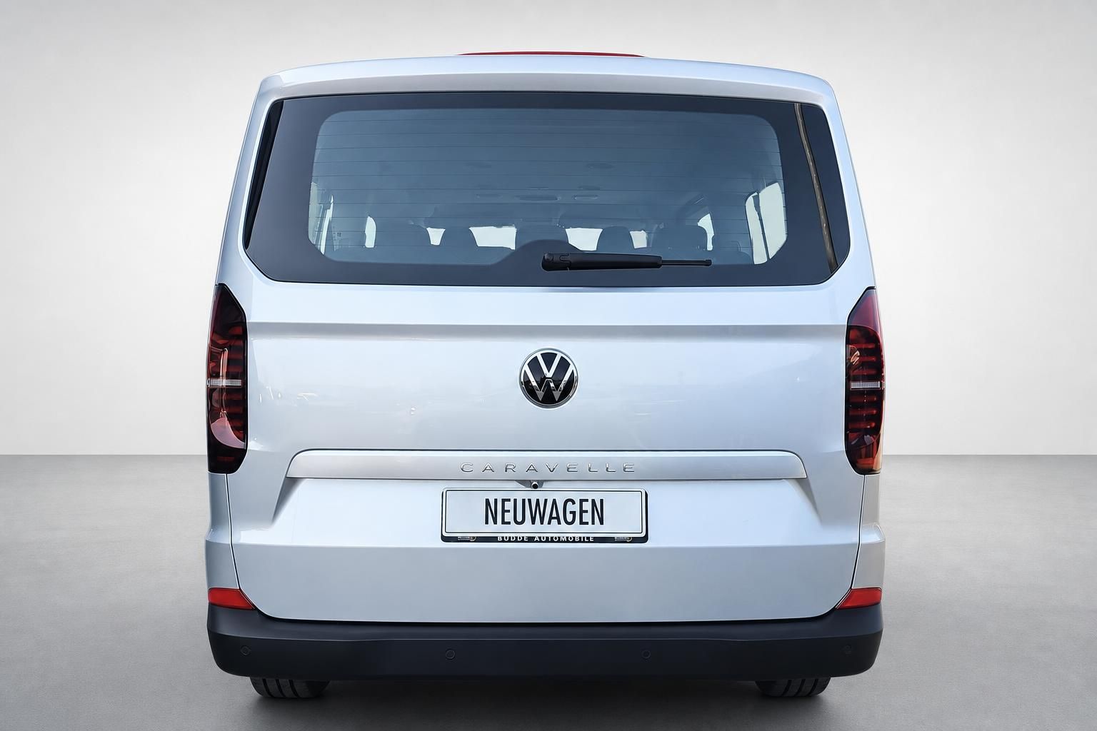 VW Caravelle silber Heckansicht mit Kennzeichenhalter