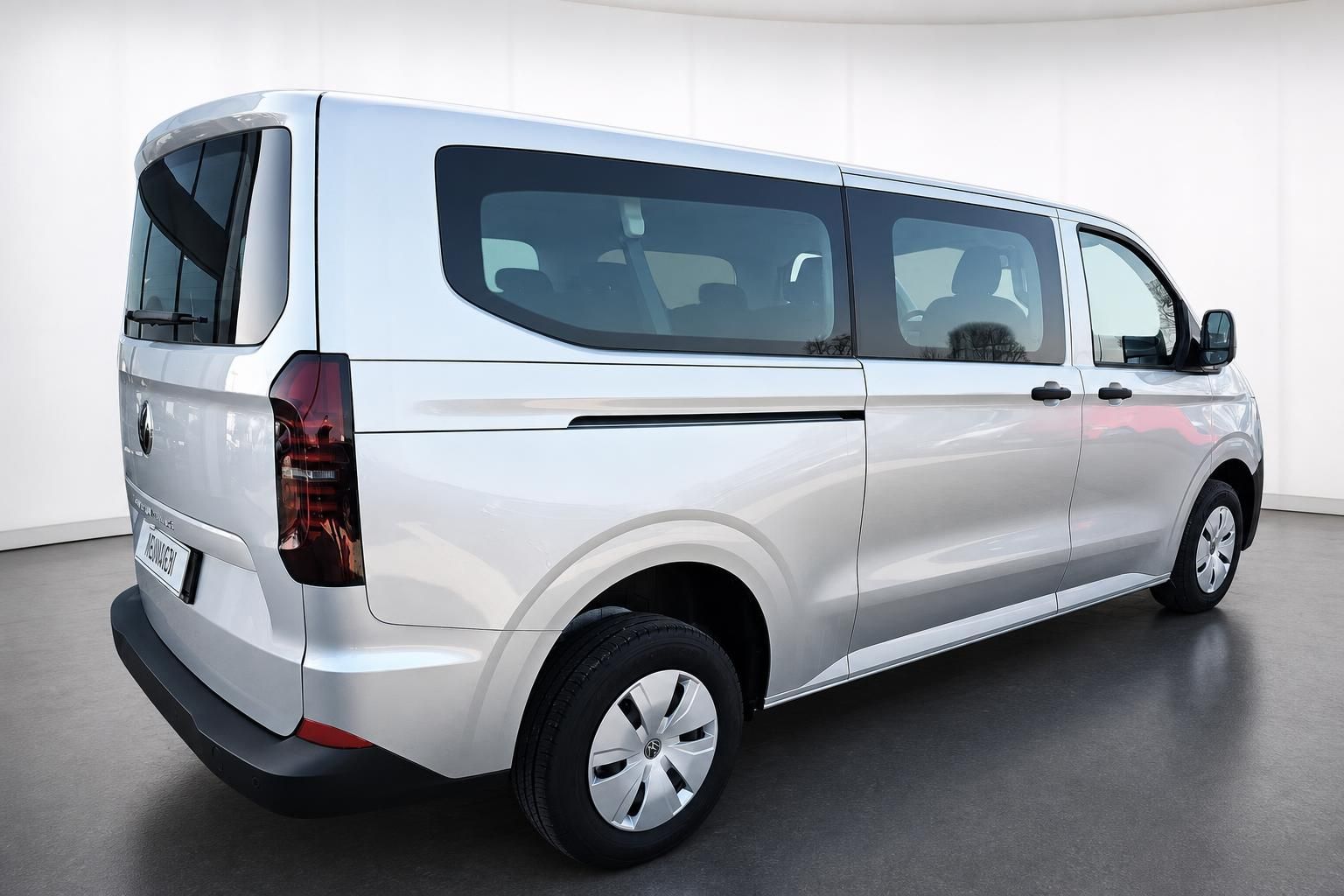 VW Caravelle silber Heck-Seitenansicht schraeg von hinten