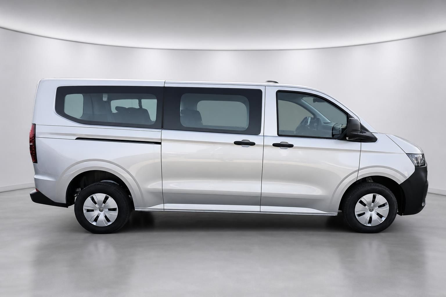 VW Caravelle silber Seitenansicht im Studio