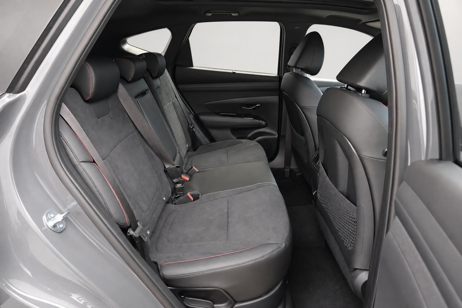 Innenraum SUV mit Blick auf Rücksitzbank aus Leder und Alcantara