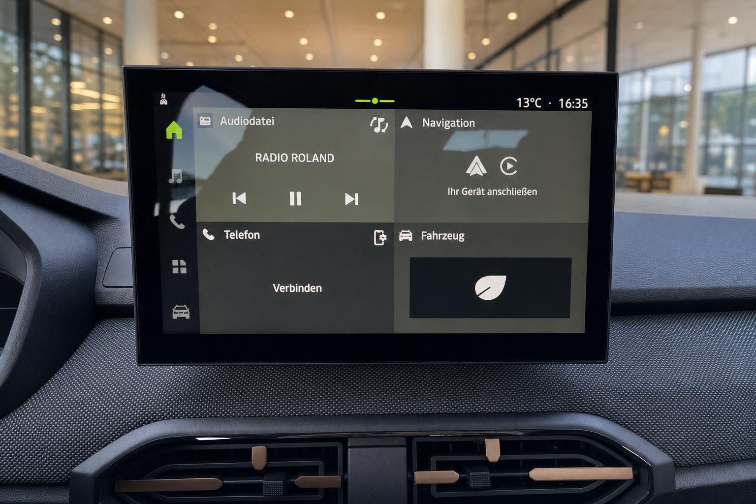 Infotainment-Display mit Navigation und Radio Roland im Fahrzeug-Dashboard