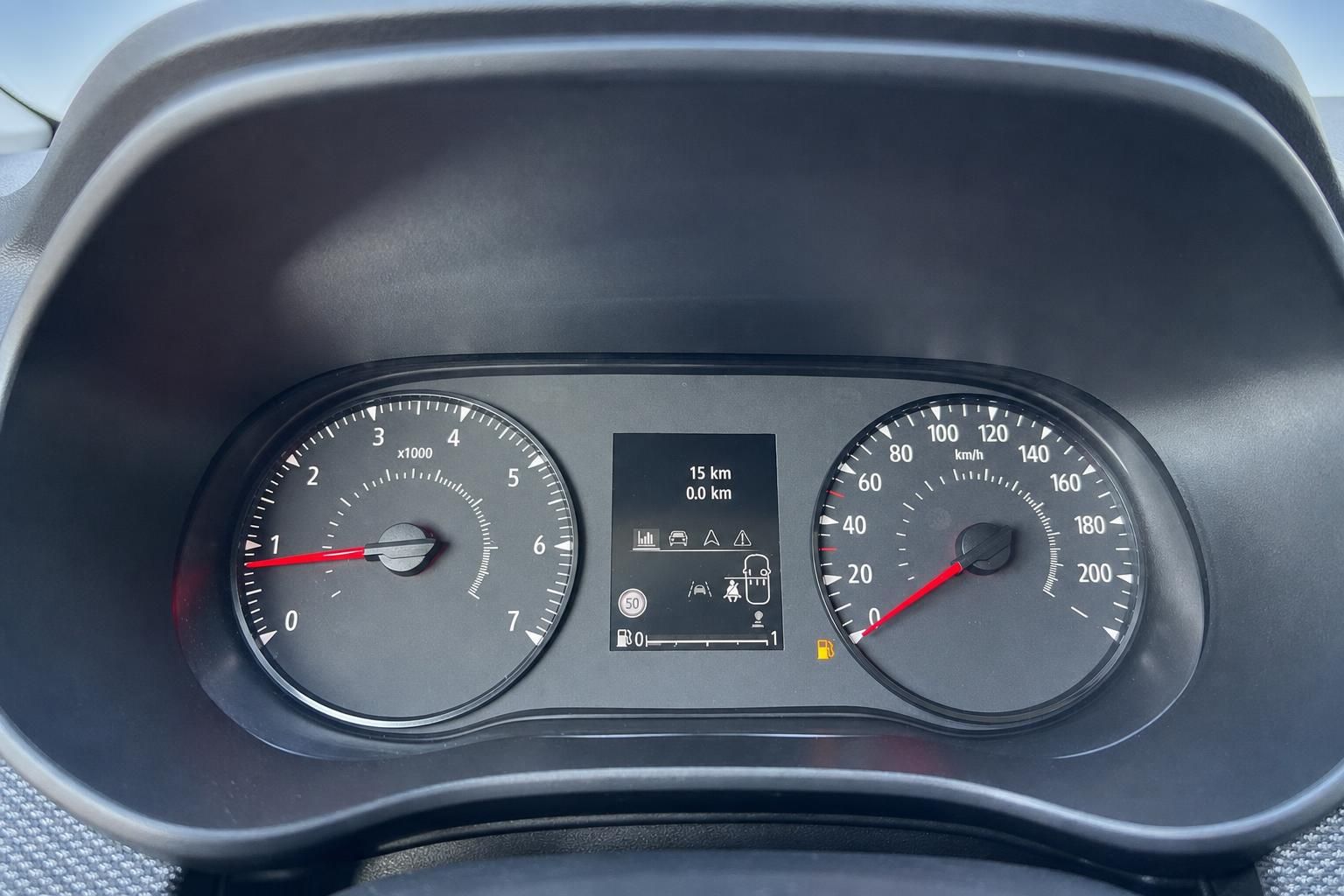 Fahrzeug Armaturenbrett mit Tachometer und Drehzahlmesser, digitales Display zeigt 15 km Reichweite