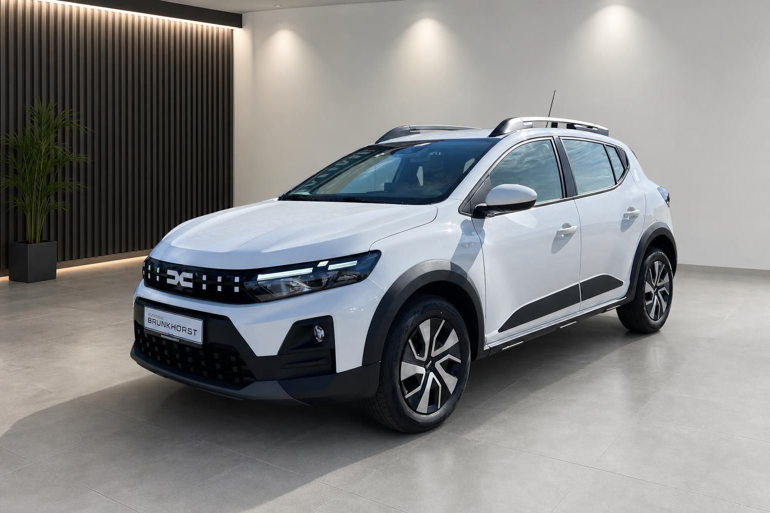 Weißer Dacia Sandero Stepway SUV in modernem Autohaus-Showroom - Seitenansicht mit schwarzen Akzenten