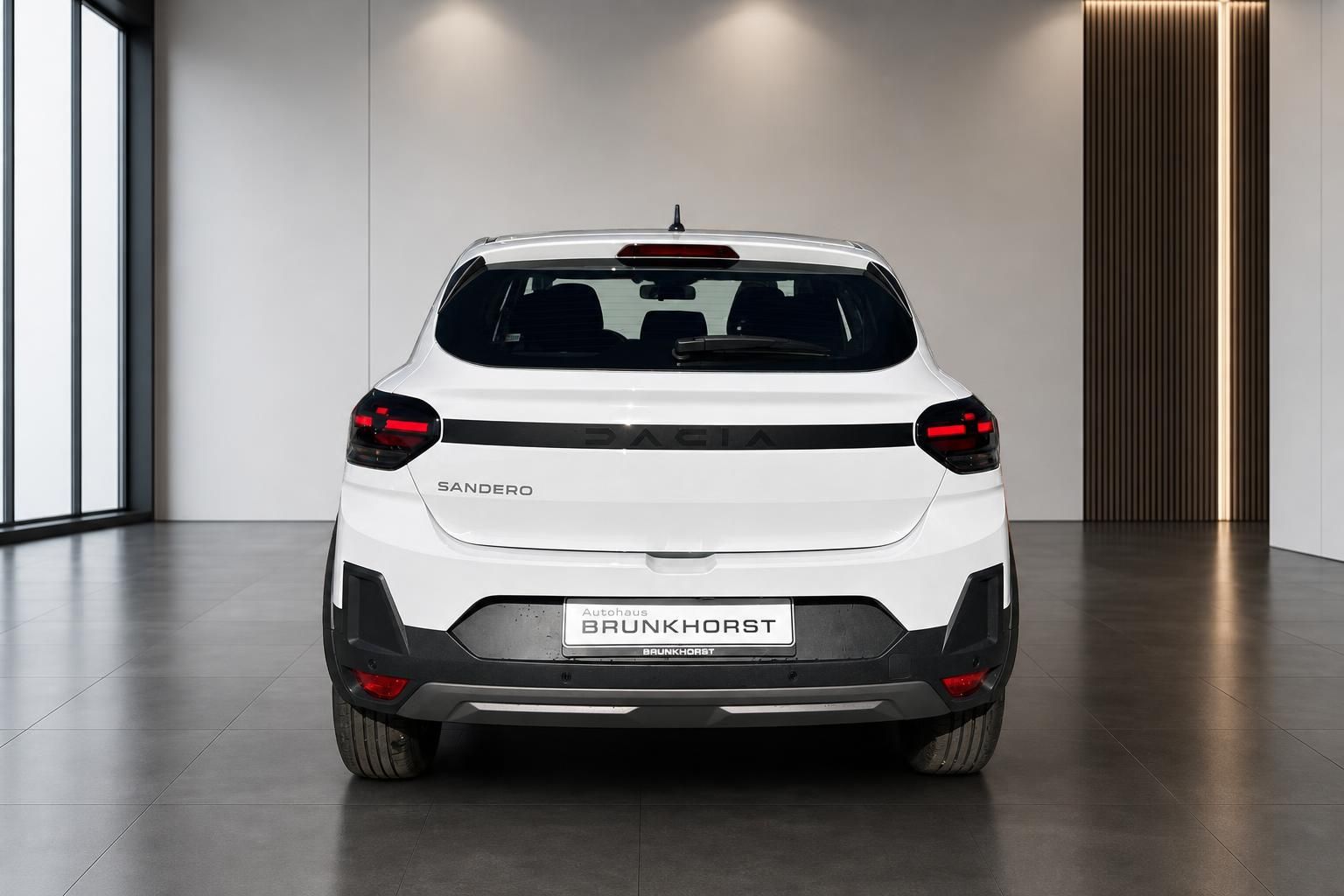 Dacia Sandero Stepway Heckansicht in weiß - Rückleuchten und SANDERO Schriftzug im Showroom