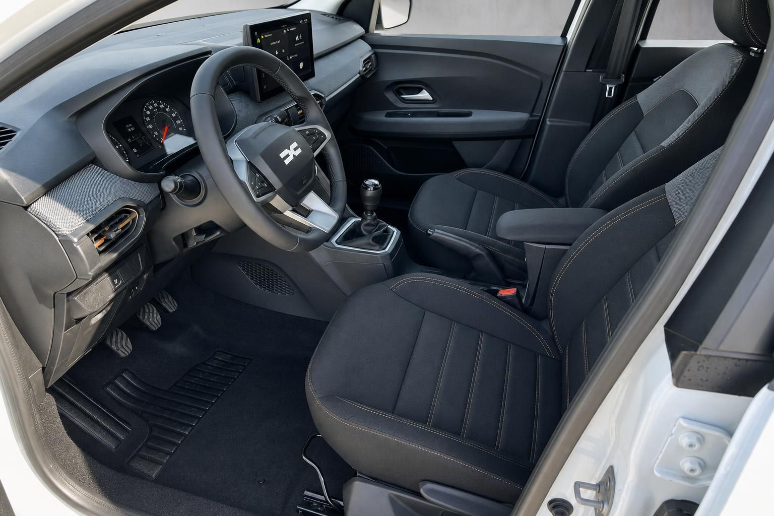 Dacia Sandero Innenraum - schwarze Sitze, Lenkrad und modernes Cockpit mit Touchscreen-Display