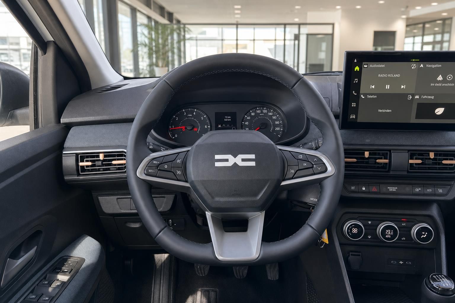 Cockpit mit Lenkrad, Armaturenbrett und Touchscreen-Display im Fahrzeuginnenraum