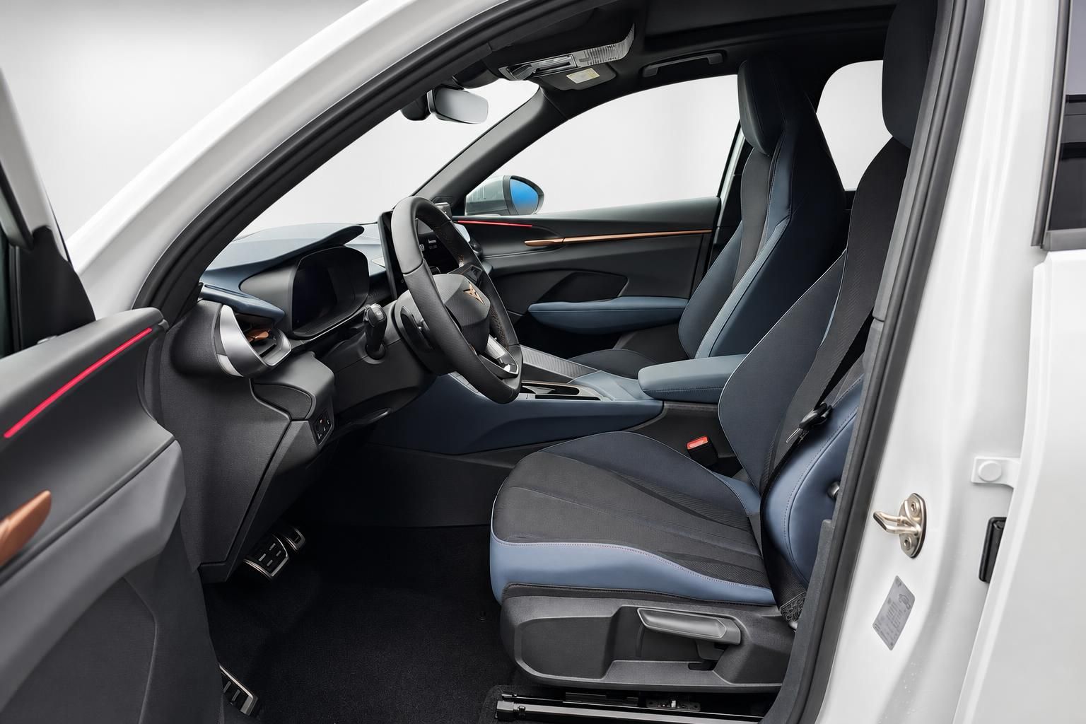 Cupra Fahrersitz und Cockpit durch geoeffnete Tuer