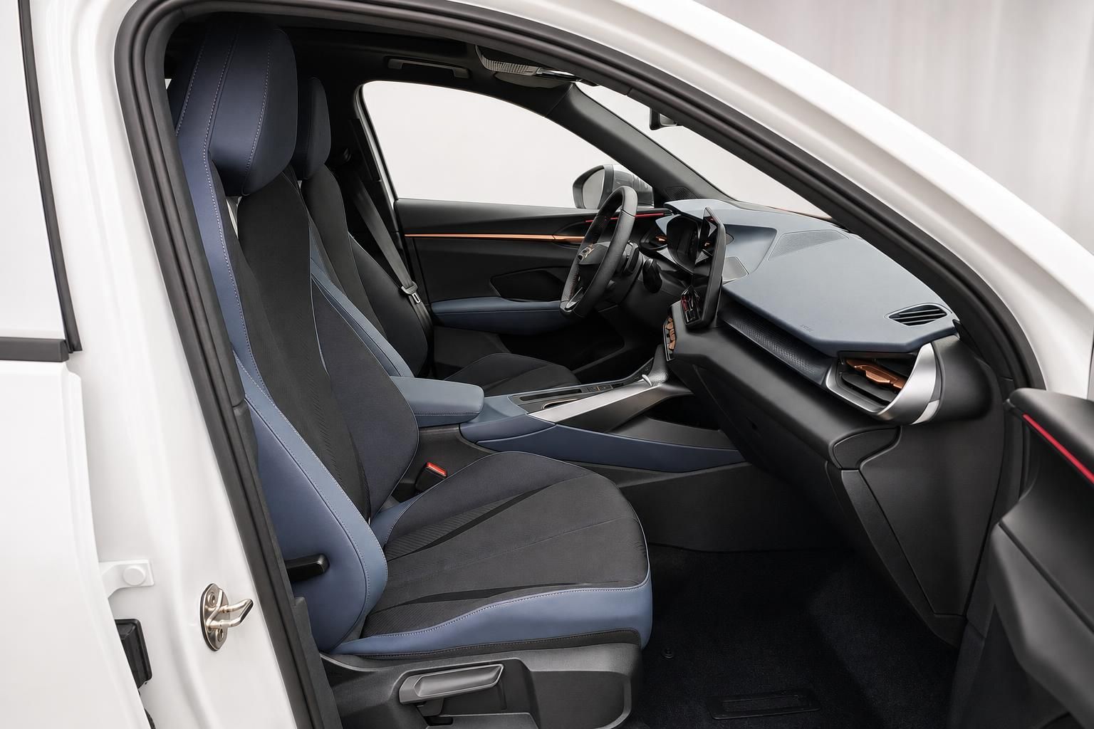 Cupra Innenraum mit blauen Sportsitzen und Cockpit-Ansicht