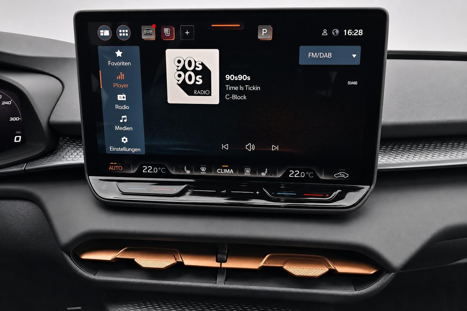 Cupra Infotainment-Display mit Radio und Klimasteuerung