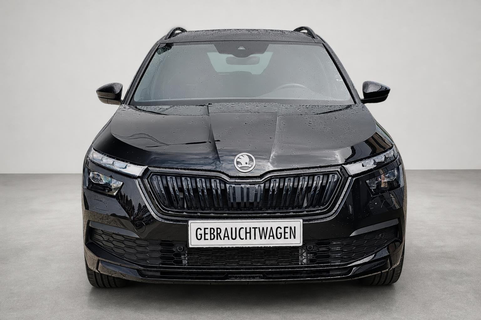Skoda Kamiq schwarz Frontansicht Gebrauchtwagen Studioaufnahme