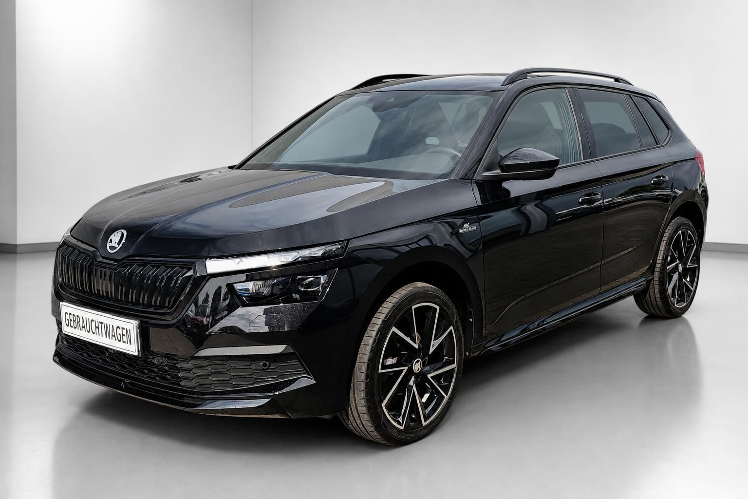 Skoda Kamiq schwarz als Gebrauchtwagen in der Frontansicht im Studio