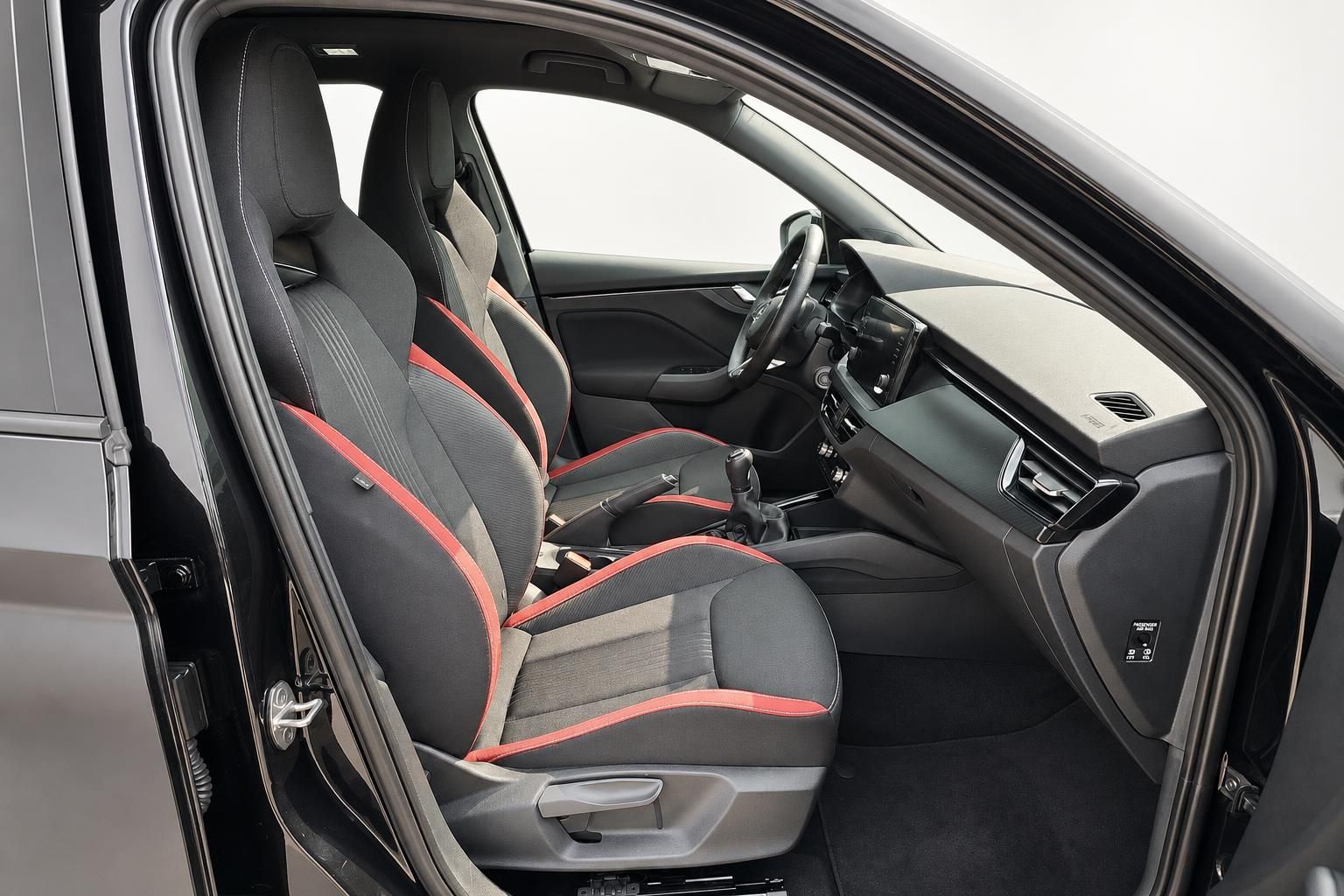 Skoda Fahrzeuginnenraum mit Sportsitzen und Blick auf Cockpit und Armaturen