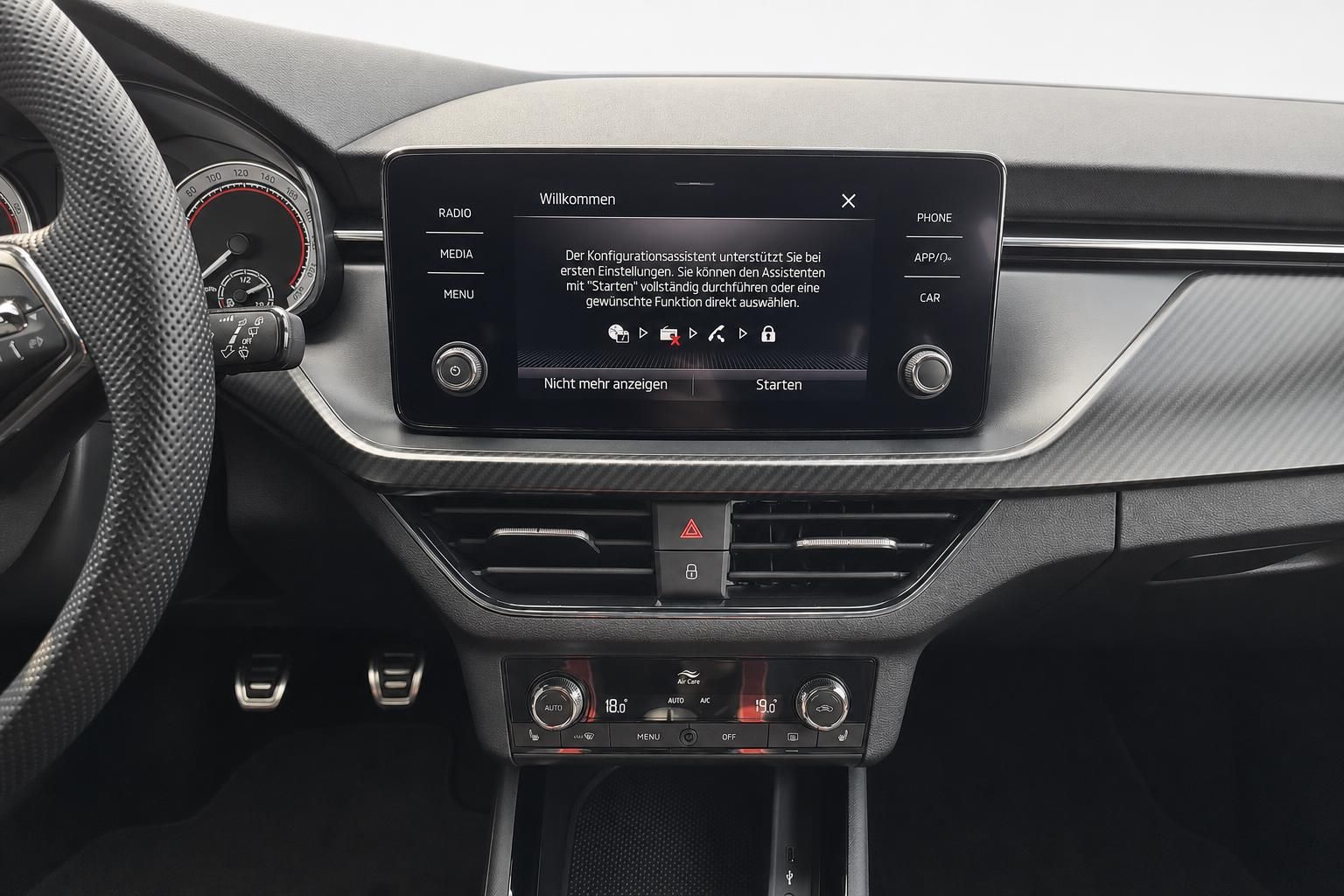 Skoda Cockpit mit Touchscreen Infotainment und Klimabedienung im Detail