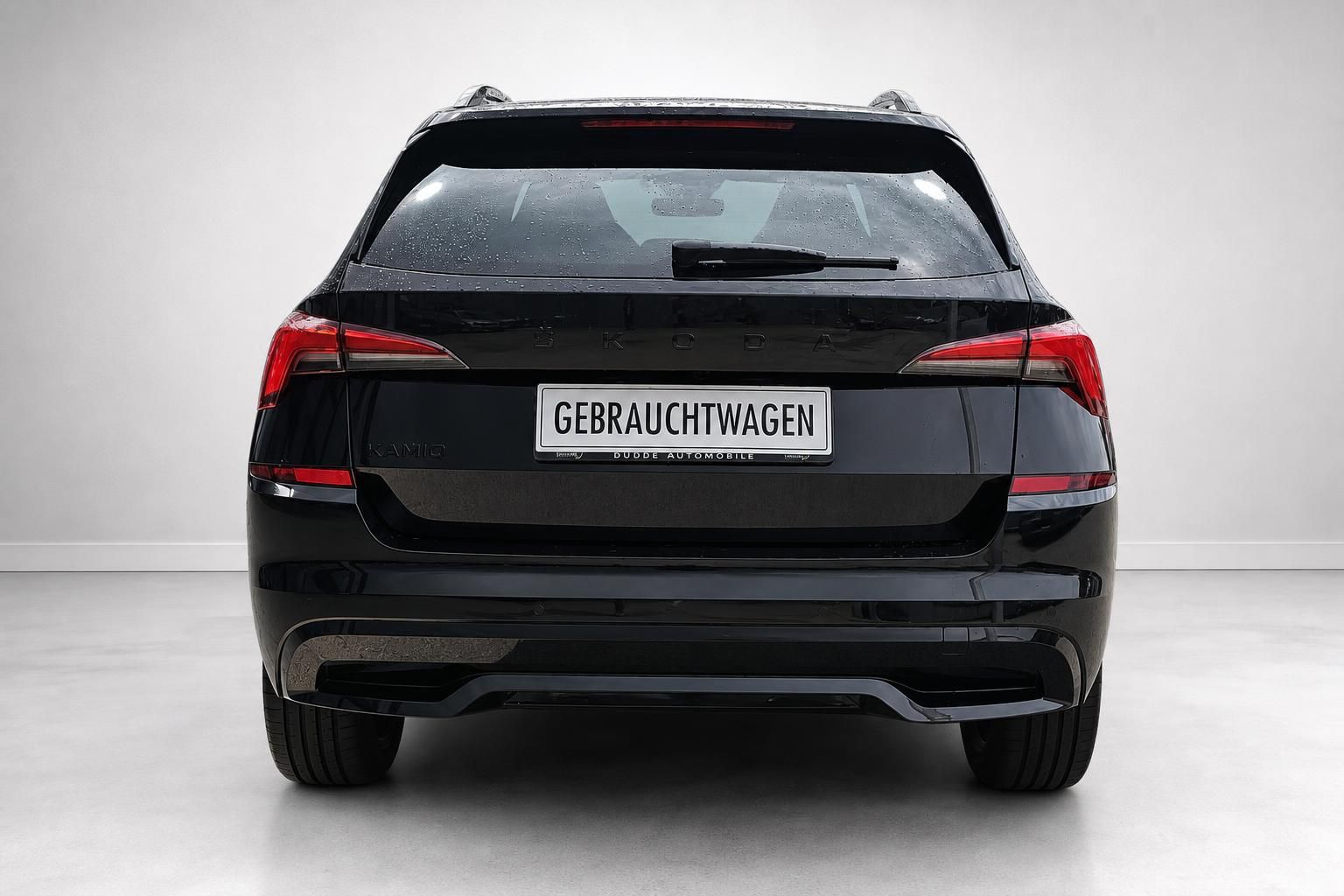 Skoda Kamiq schwarz Heckansicht Gebrauchtwagen Studioaufnahme