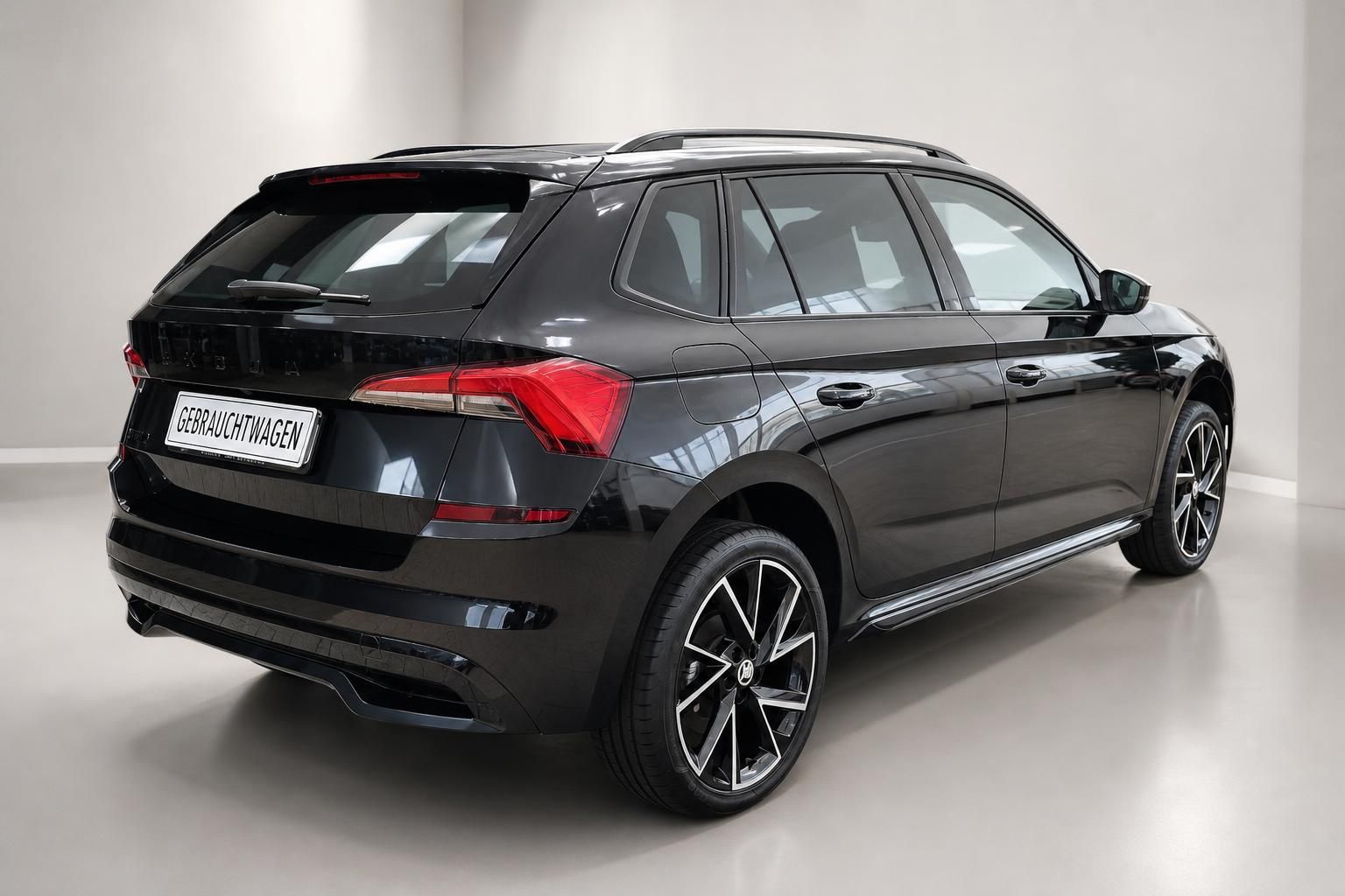 Skoda Kamiq schwarz Heck-Seitenansicht Gebrauchtwagen im Studio