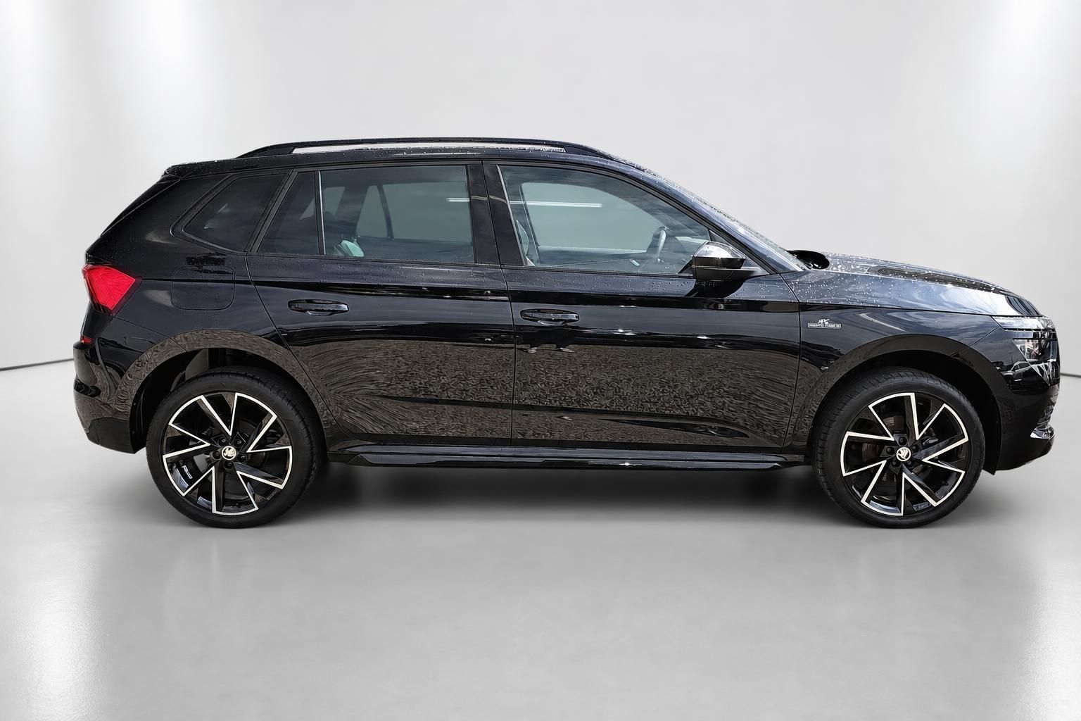 Skoda Kamiq schwarz Seitenansicht mit Leichtmetallfelgen im Studio