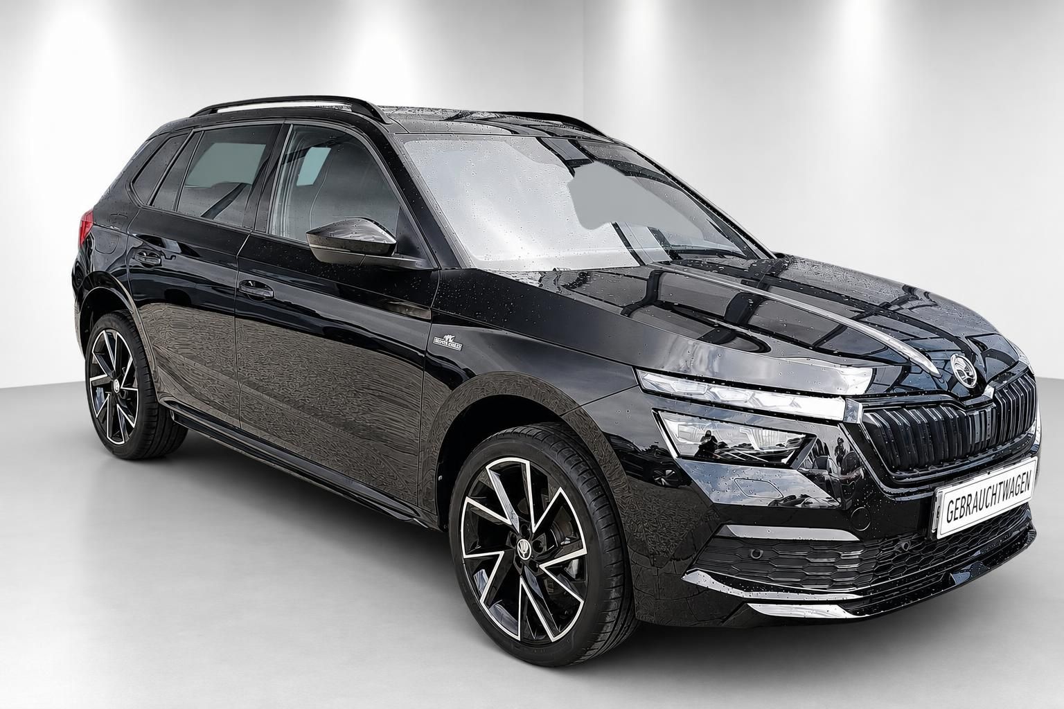 Skoda Kamiq schwarz Frontansicht schraeg mit Alufelgen im Studio