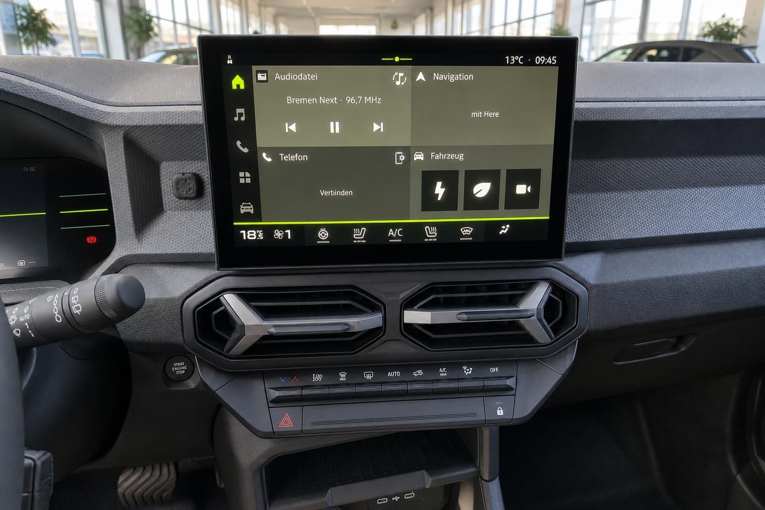 Modernes Fahrzeug Infotainment-System mit Touchscreen und Klimaautomatik im Cockpit
