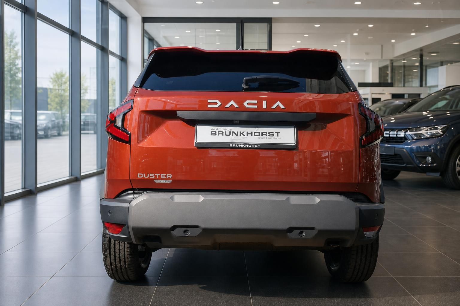 Dacia Duster rot orange SUV Heckansicht mit Kennzeichen im Autohaus