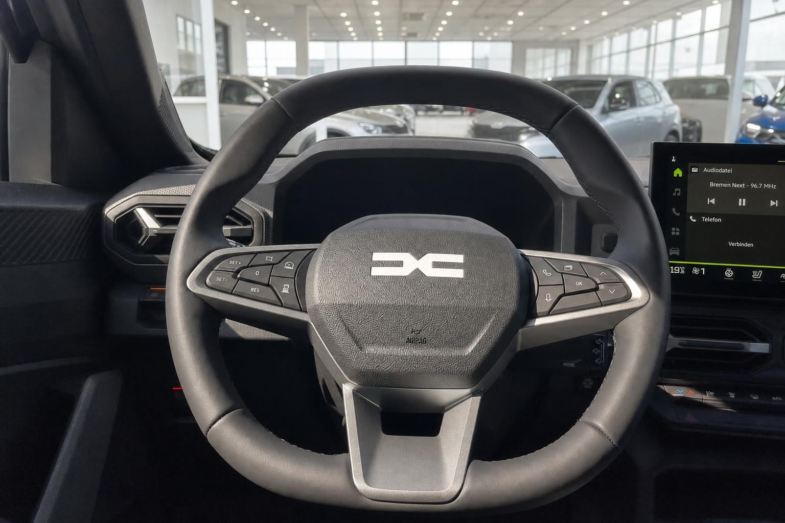 Dacia Lenkrad mit Multifunktionstasten und digitalem Kombiinstrument