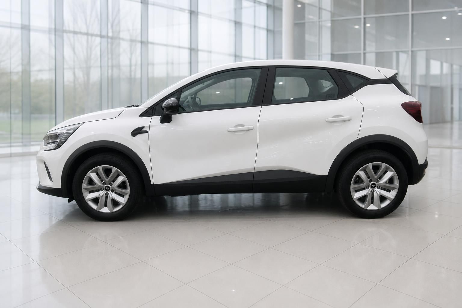 Renault Captur weiss Seitenansicht – kompakter SUV im Autohaus