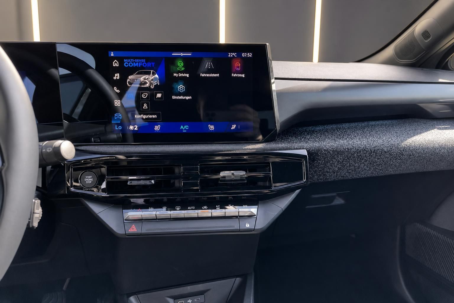 Infotainment-Bildschirm mit Klimabedienung im Fahrzeugcockpit