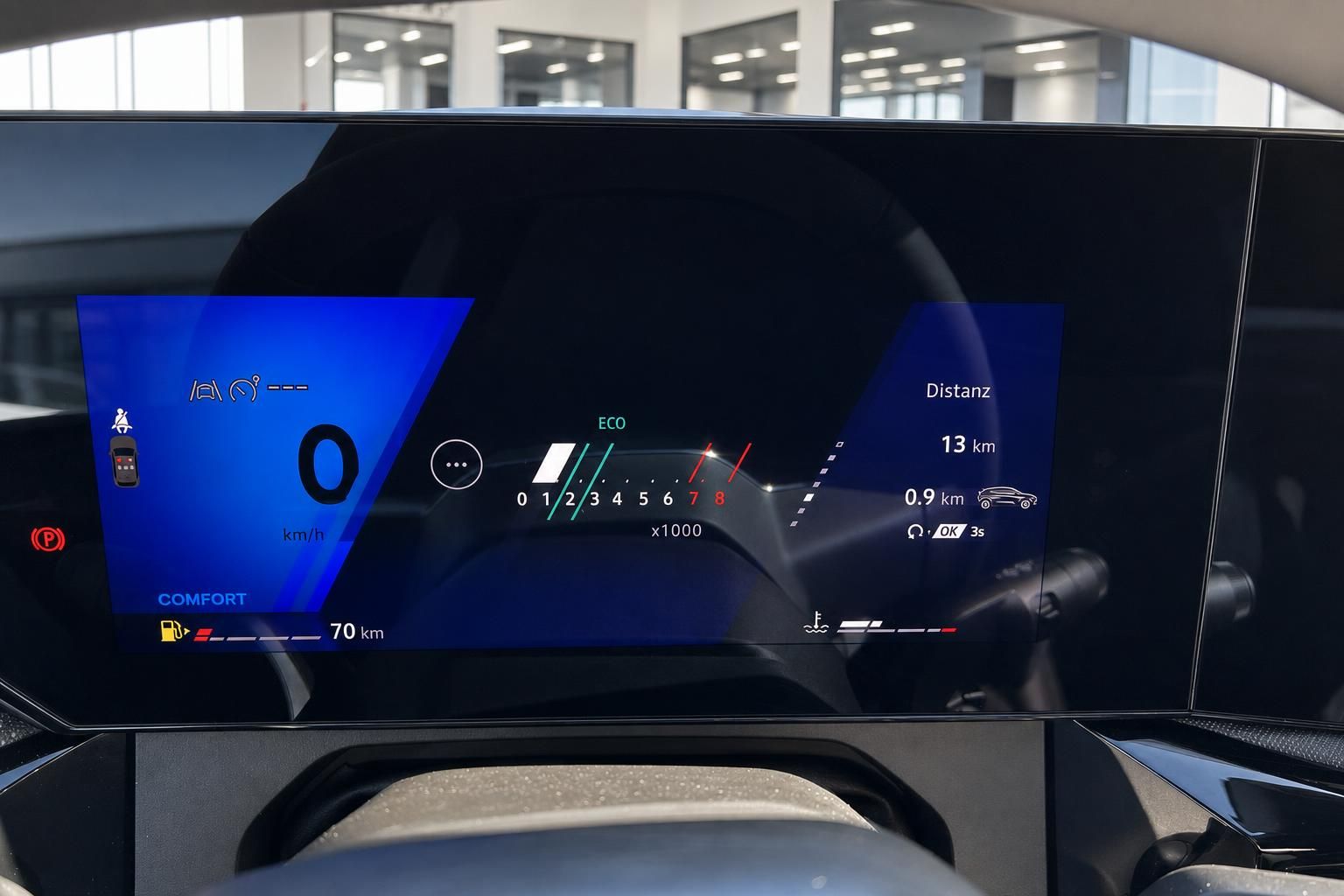 Digitales Kombiinstrument mit Tachoanzeige und Fahrinformationen im Cockpit