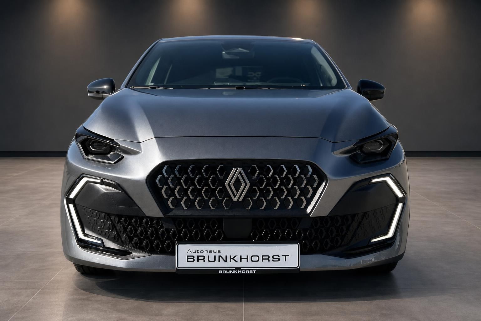 Renault Clio grau Kuehlergrill und Frontdesign Nahaufnahme