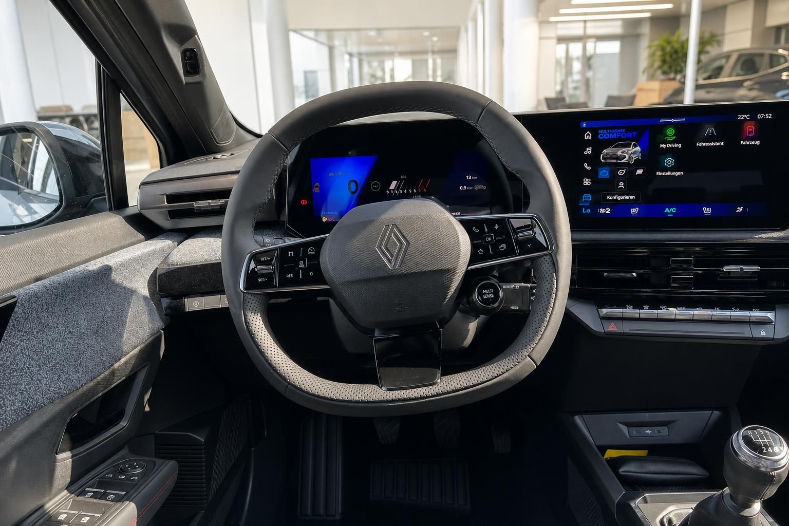 Cockpit mit Lenkrad, Digitaltacho und Infotainment-Display im Renault-Innenraum