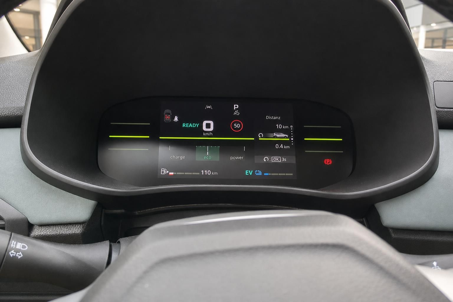 Digitales Kombiinstrument eines Elektroauto mit Reichweiten- und Fahrmodusanzeige