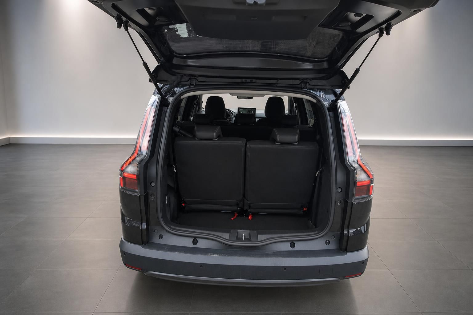 Kofferraum eines SUV mit umgeklappten Rücksitzen und geöffneter Heckklappe