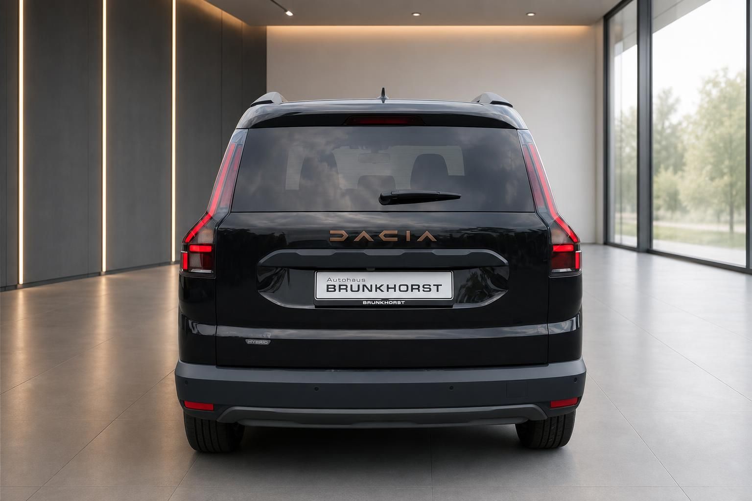 Dacia Jogger schwarz Heckansicht mit Rückleuchten im Autohaus